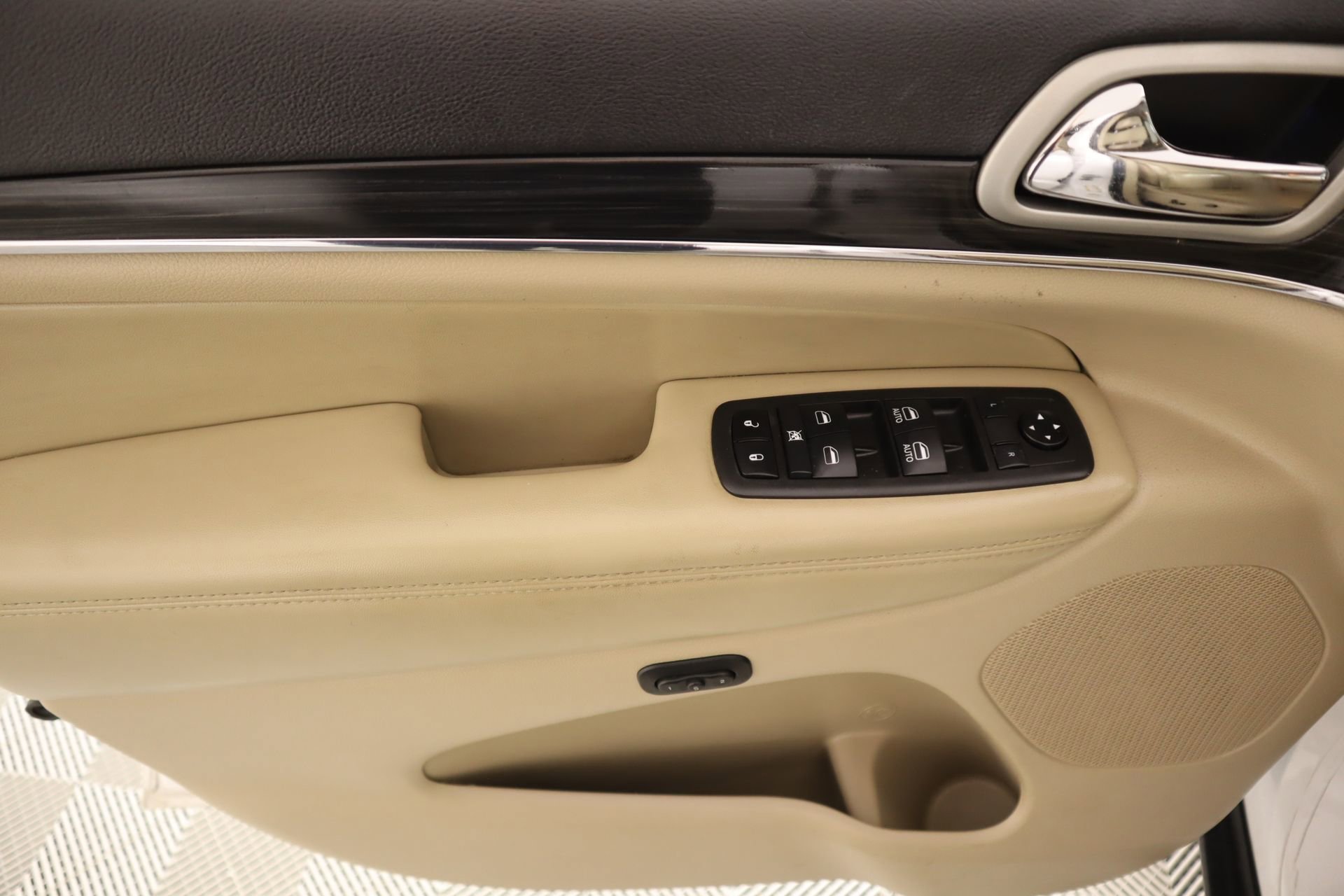 Used 2022 Jeep Grand Cherokee Limited RWD image 17
