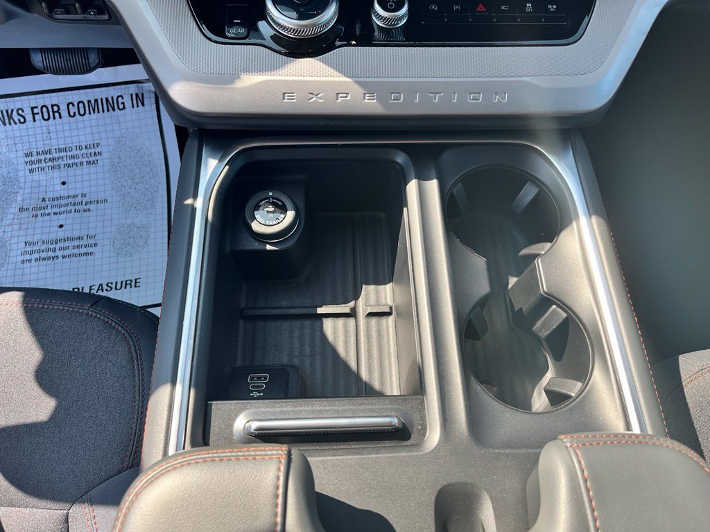Used 2025 Ford Expedition Active RWD image 18