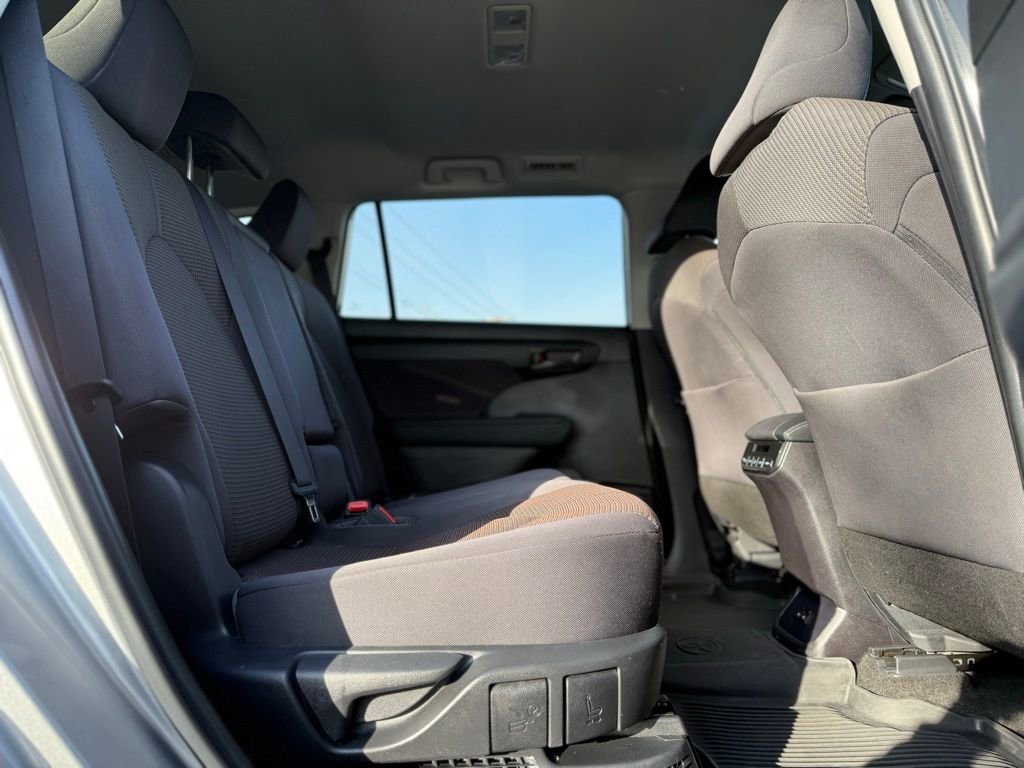Used 2023 Toyota Highlander LE image 19