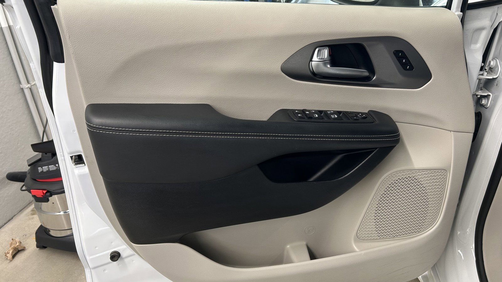 Used 2023 Chrysler Pacifica Touring-L image 11