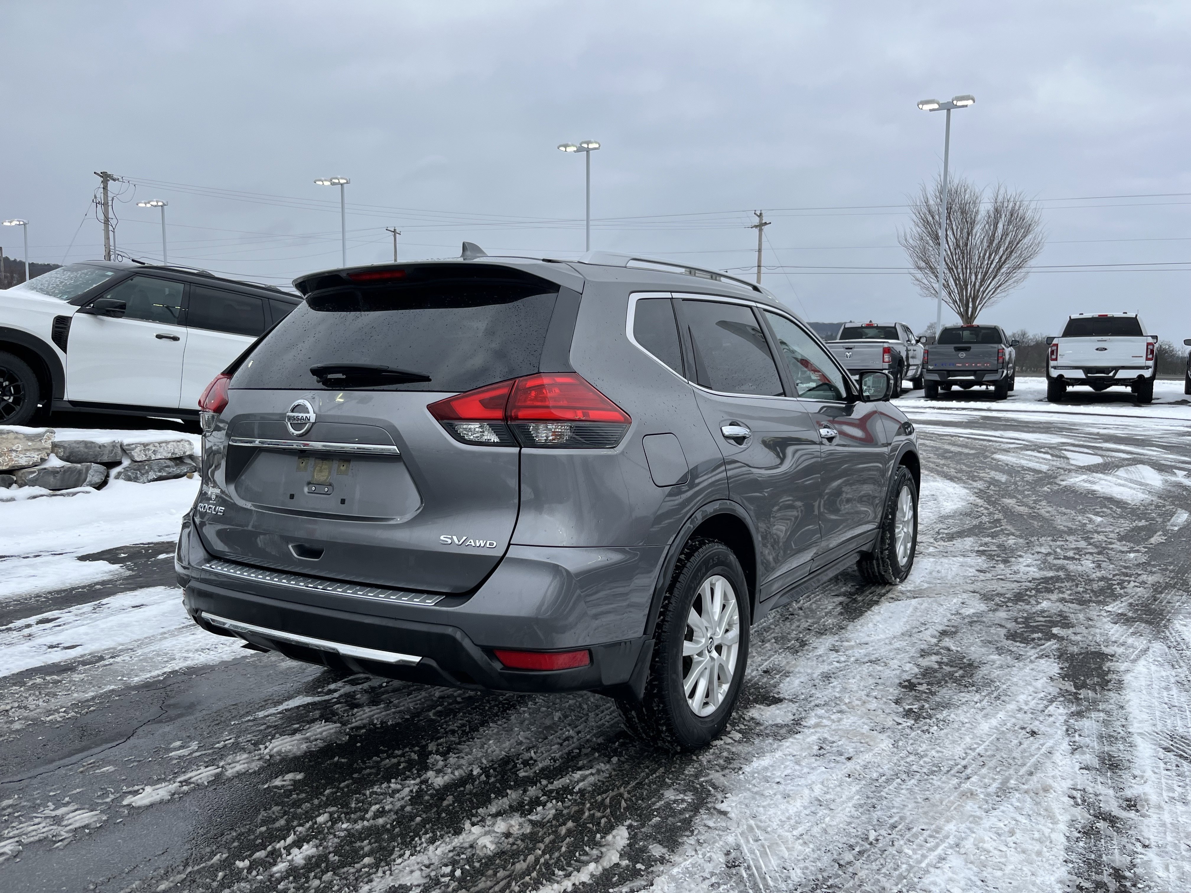 Used 2017 Nissan Rogue SV w/ Sun & Sound Touring Package image 3