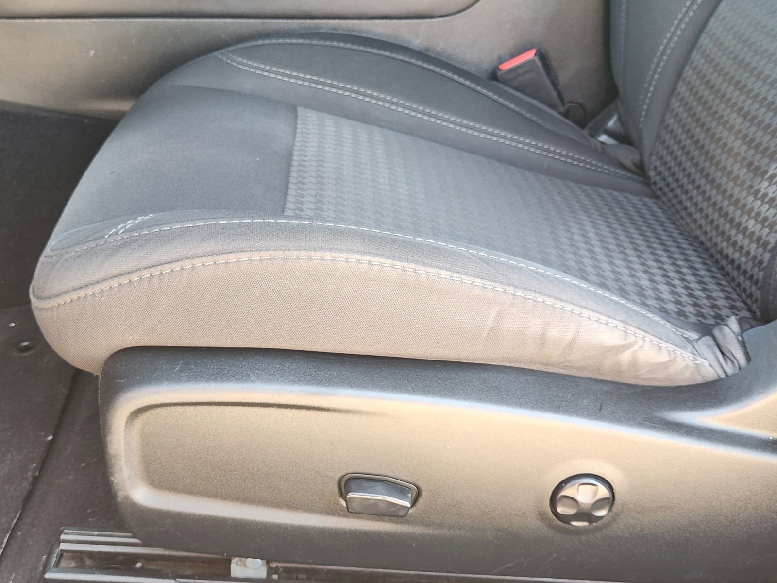 Used 2019 Dodge Challenger SXT image 25