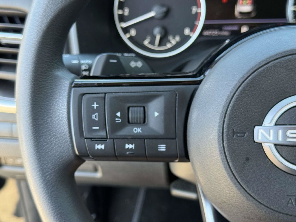 Used 2023 Nissan Rogue SV FWD image 12
