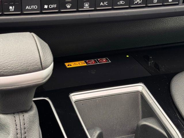 Used 2025 Toyota Sienna Limited image 53