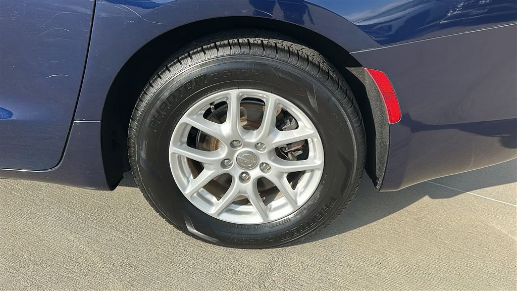 Used 2017 Chrysler Pacifica LX image 17