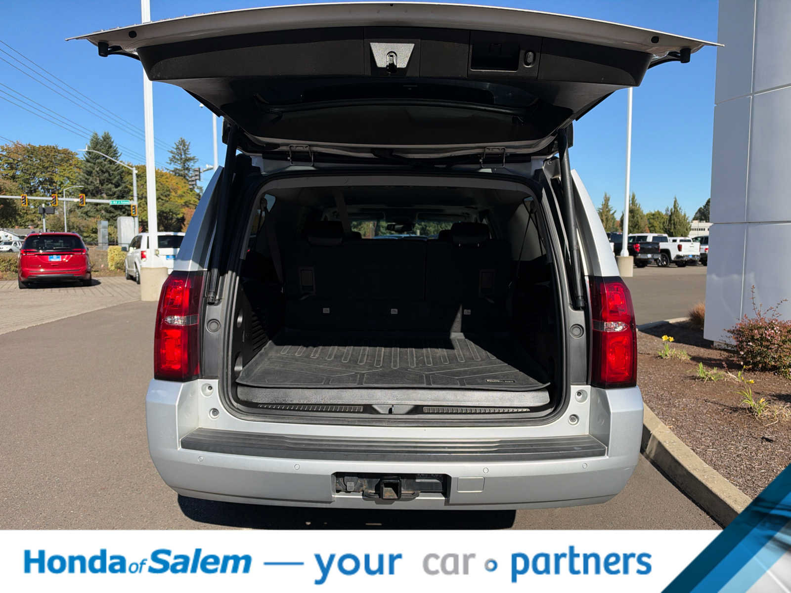 Used 2018 Chevrolet Suburban LT AWD/4WD image 18