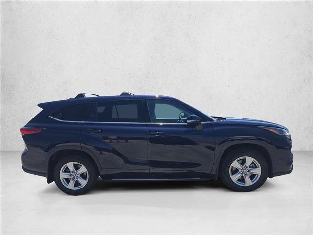 Used 2022 Toyota Highlander LE FWD image 4
