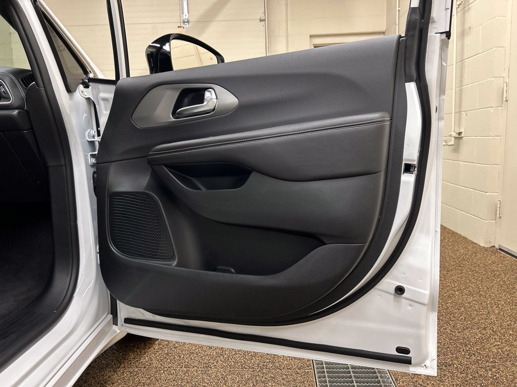 New 2027 Chrysler Pacifica Limited FWD image 15
