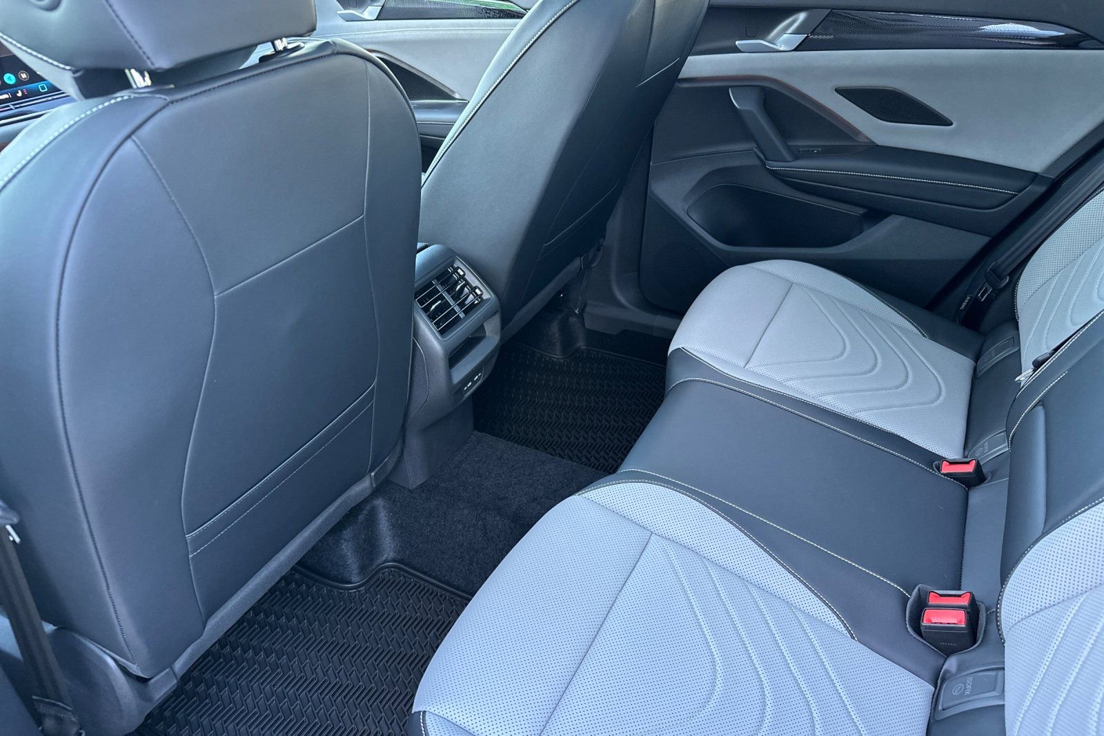 New 2026 Volkswagen Tiguan SE R-Line image 11