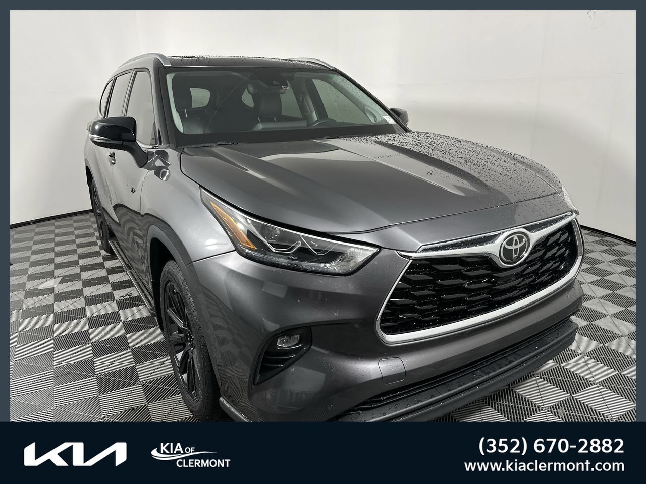 Used 2024 Toyota Highlander Limited FWD image 1