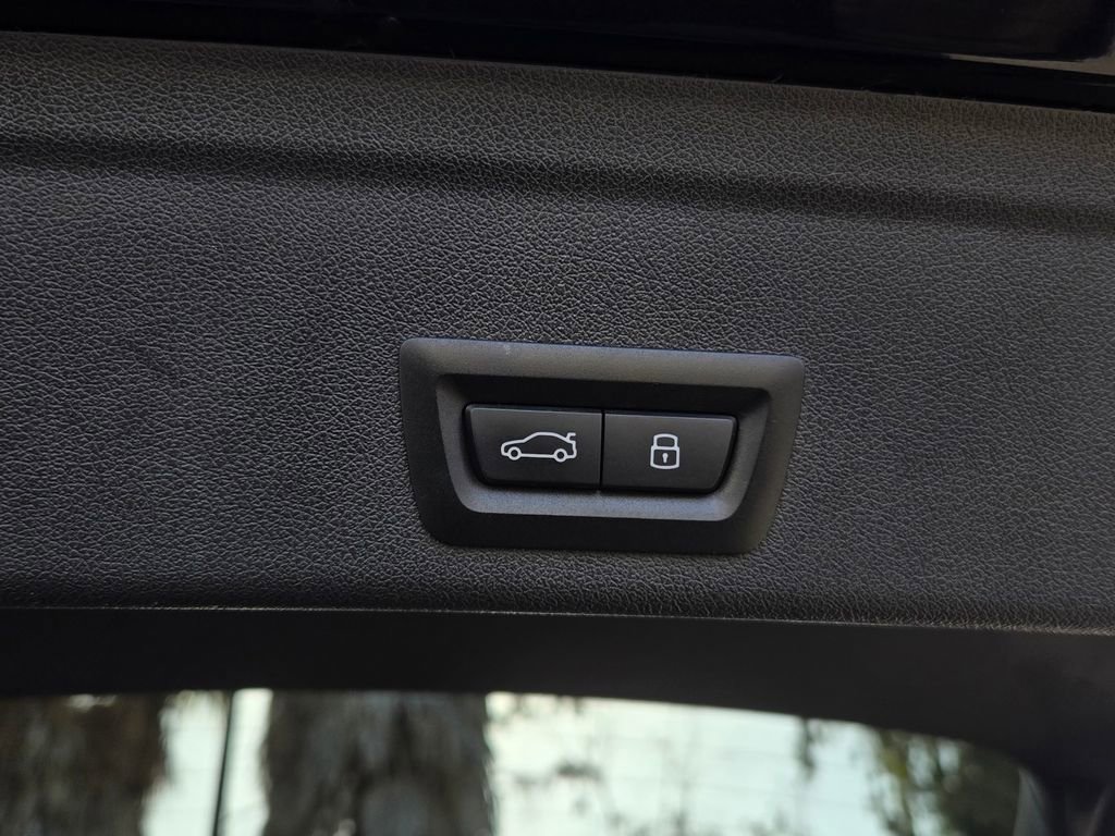 Used 2024 BMW X6 xDrive40i w/ Executive Package image 35