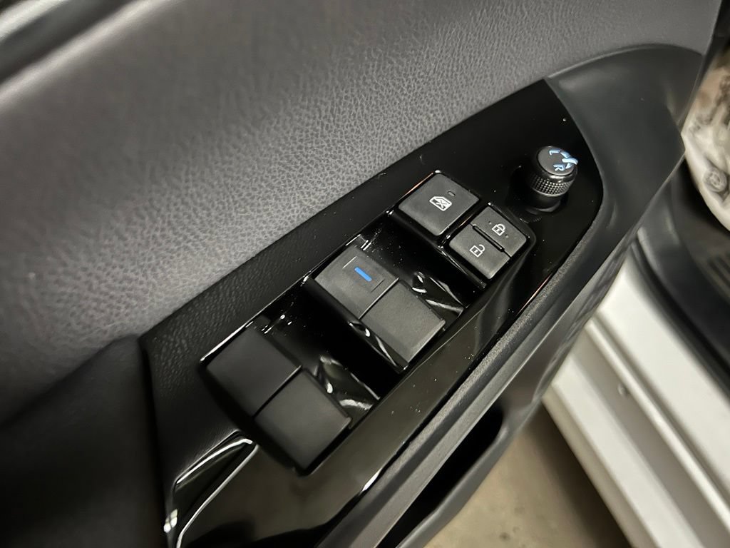 Certified 2022 Toyota Prius LE FWD image 35
