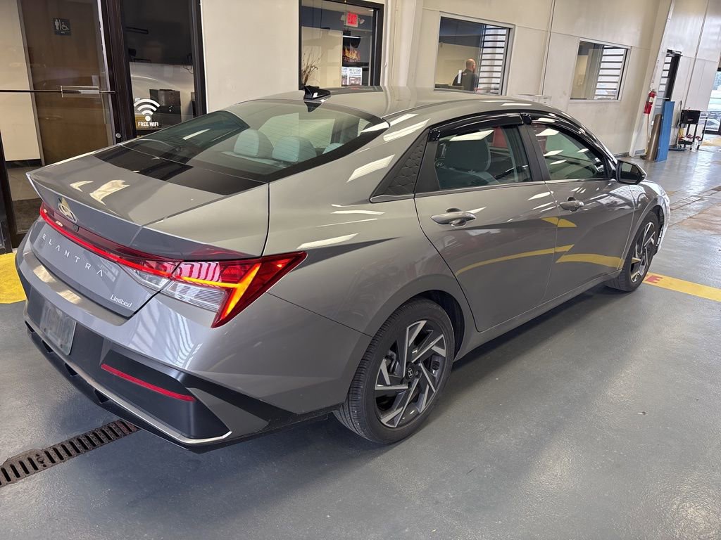 Used 2025 Hyundai Elantra Limited w/ Cargo Package image 4