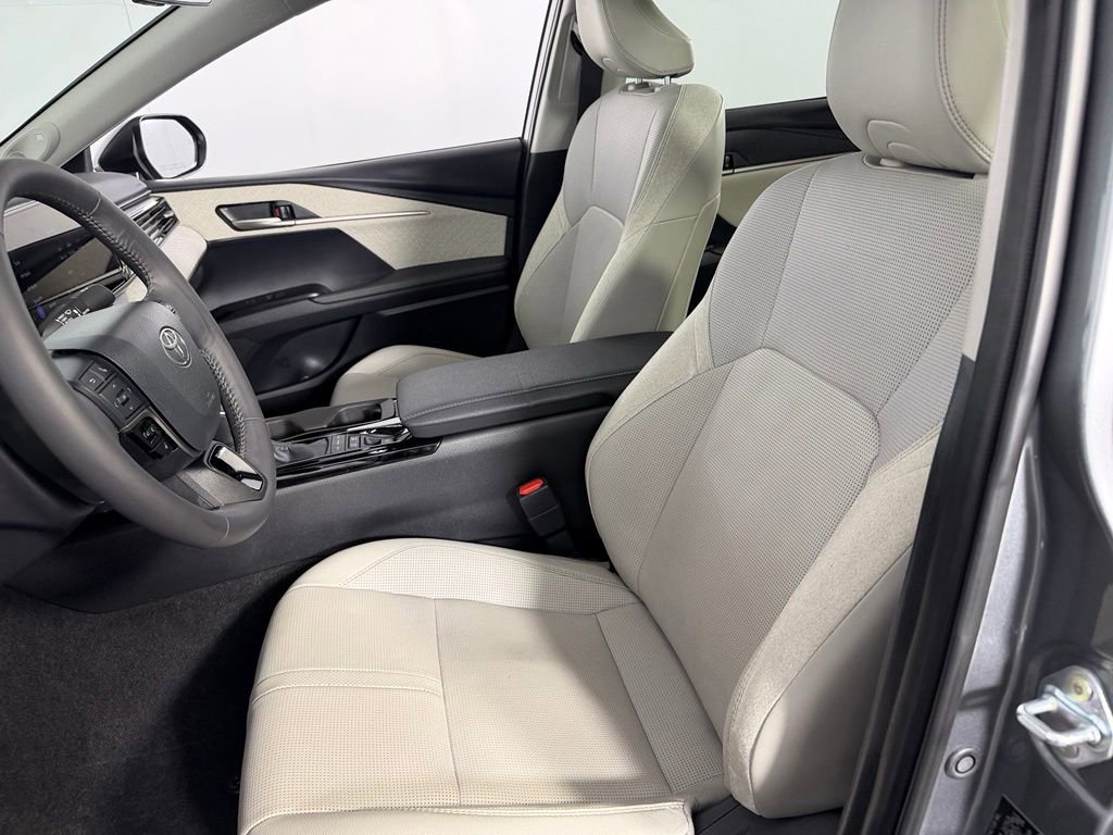 Used 2025 Toyota Camry XLE w/ Premium Plus Package FWD image 23