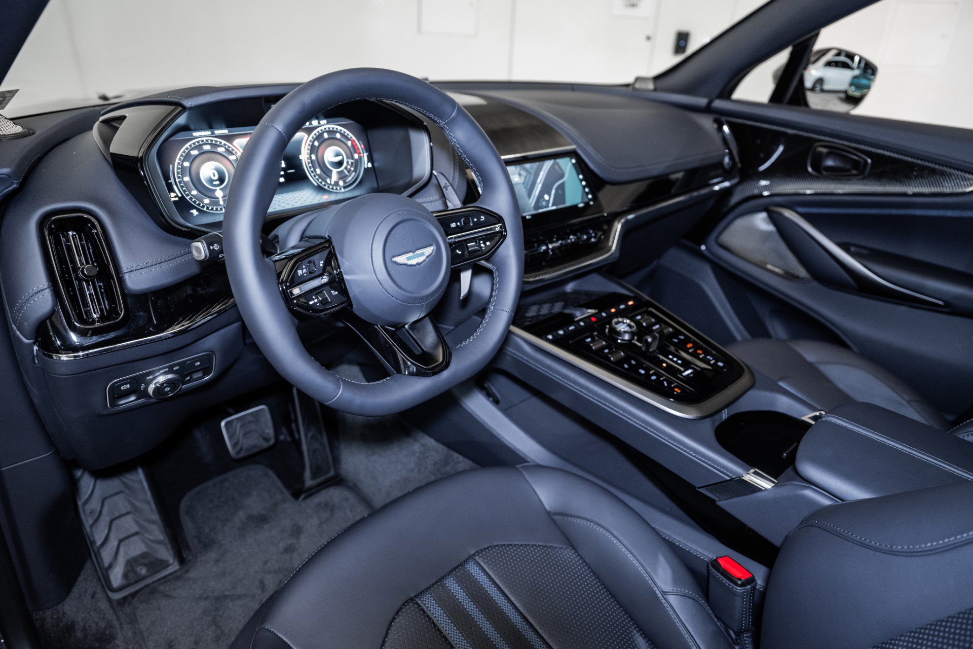 Used 2025 Aston Martin DBX 707 image 3