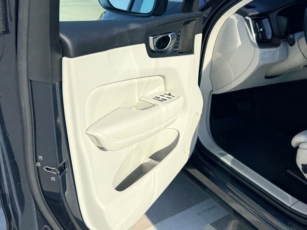 Used 2020 Volvo XC60 T5 Inscription w/ Protection Package Premier image 22