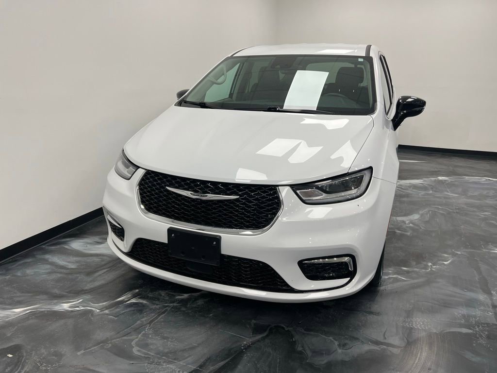 Used 2024 Chrysler Pacifica Touring-L FWD image 3