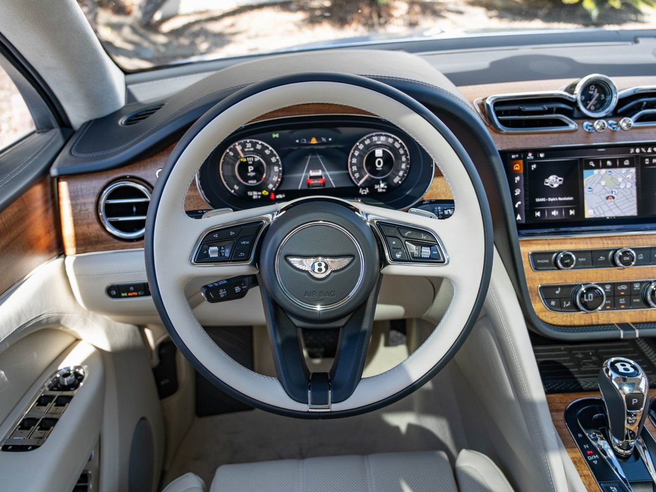 Used 2025 Bentley Bentayga Plug-In Hybrid image 31