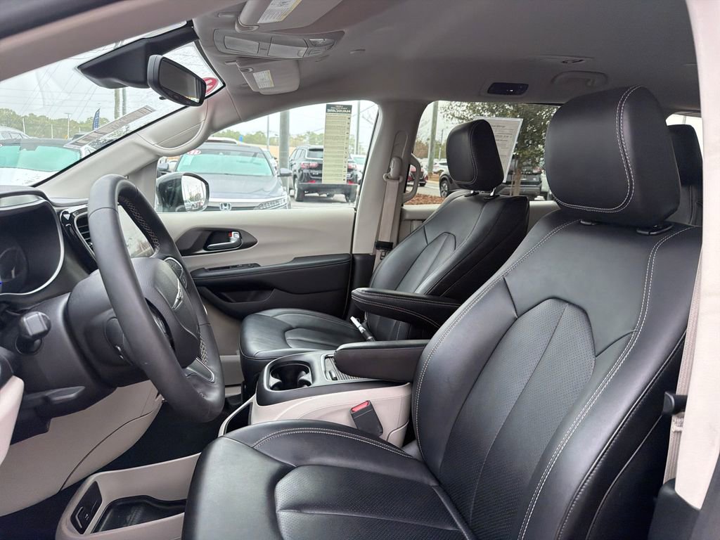 Used 2024 Chrysler Pacifica Select image 38