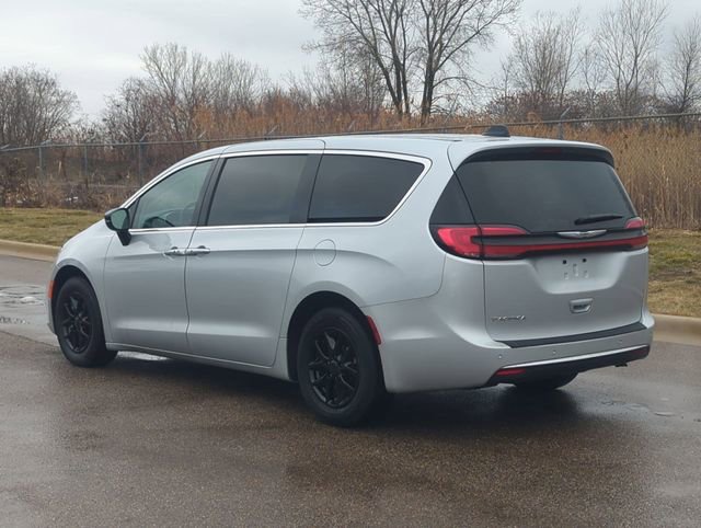 Used 2024 Chrysler Pacifica Touring-L FWD image 5