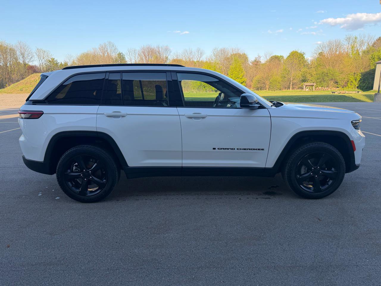Used 2023 Jeep Grand Cherokee Altitude AWD/4WD image 4