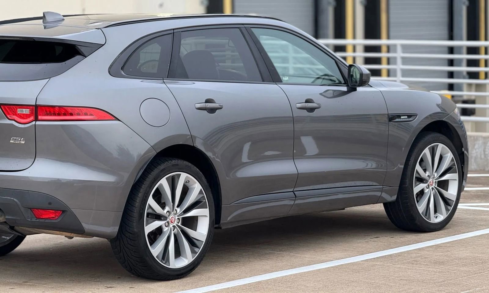 Used 2018 Jaguar F-PACE R-Sport image 9