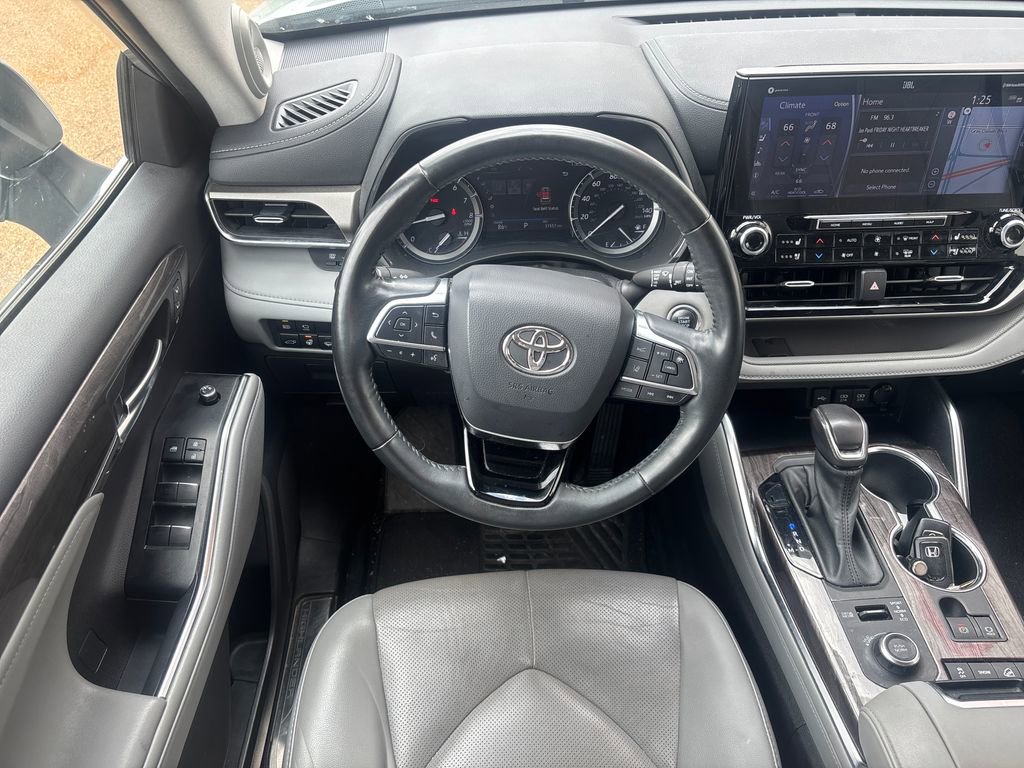 Used 2021 Toyota Highlander Limited AWD/4WD image 3