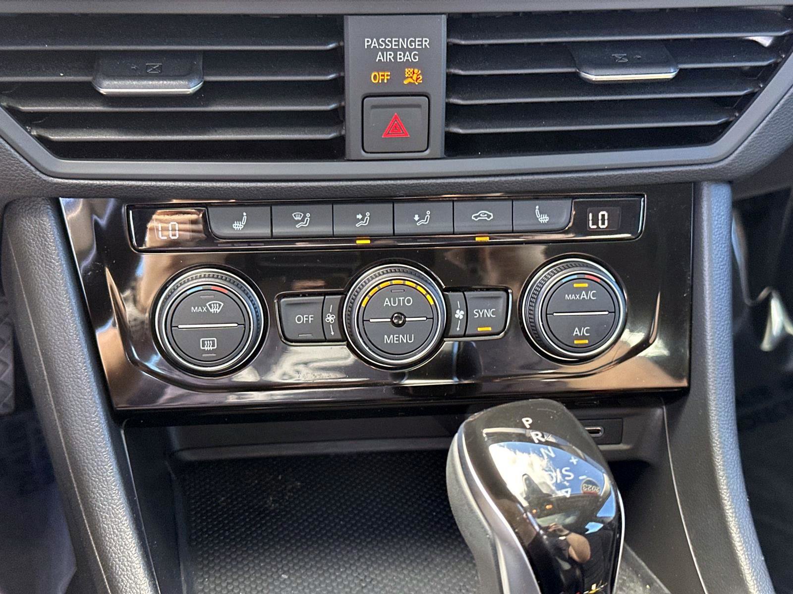 Used 2023 Volkswagen Jetta SE w/ Panoramic Sunroof Package image 21