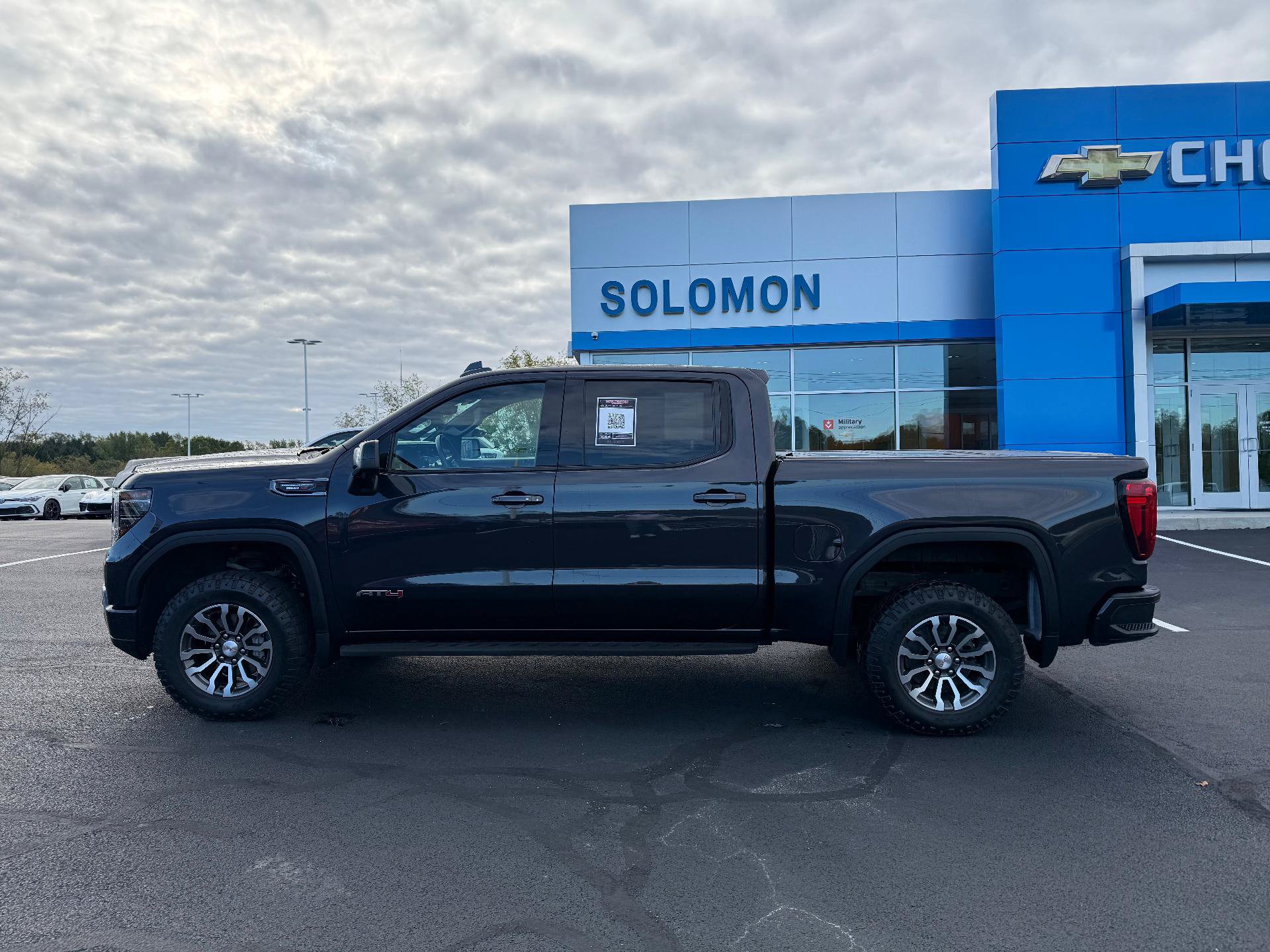 Certified 2022 GMC Sierra 1500 AT4 w/ AT4 Premium Package AWD/4WD image 2