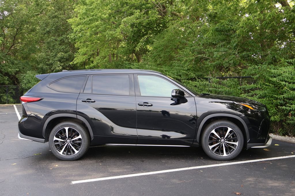 Used 2022 Toyota Highlander XSE FWD image 9
