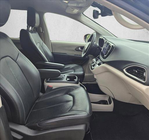 Used 2022 Chrysler Pacifica Touring-L image 18