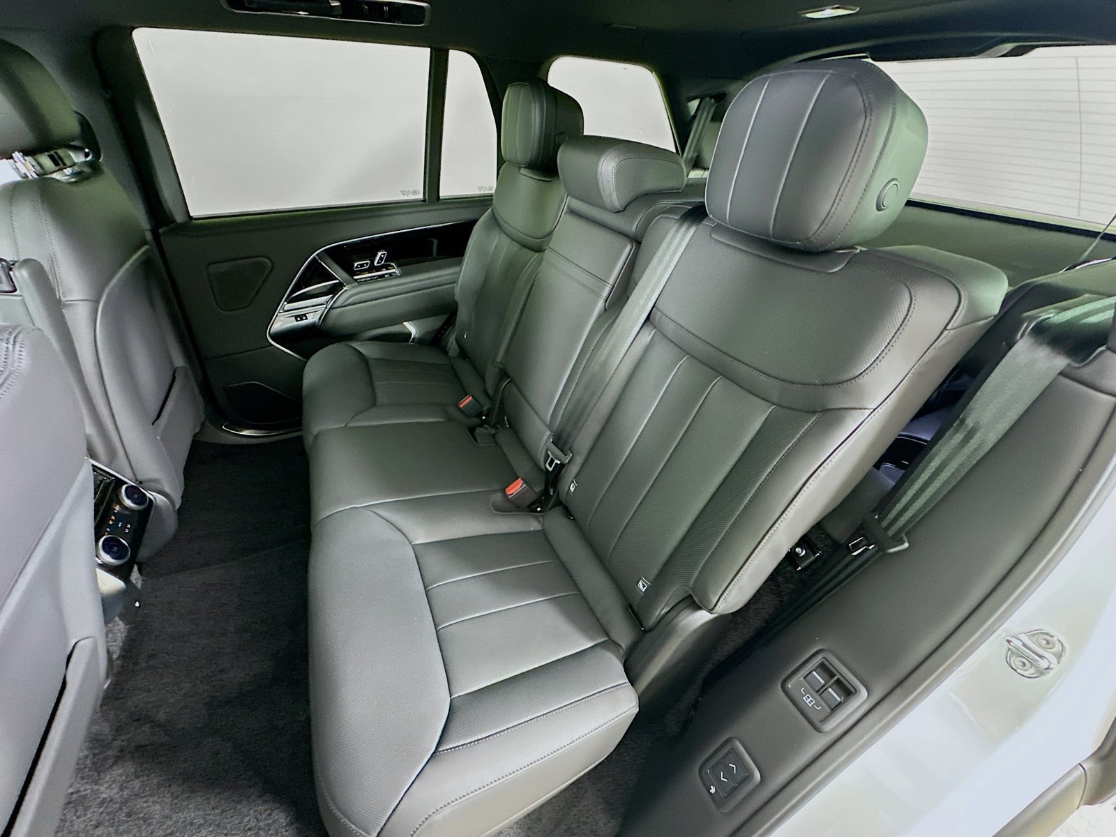 New 2026 Land Rover Range Rover Long Wheelbase SE AWD/4WD image 35