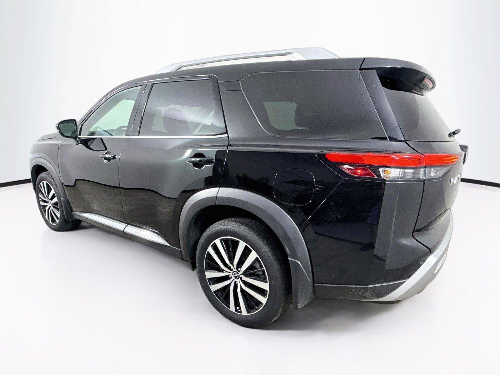 Used 2025 Nissan Pathfinder Platinum FWD image 3