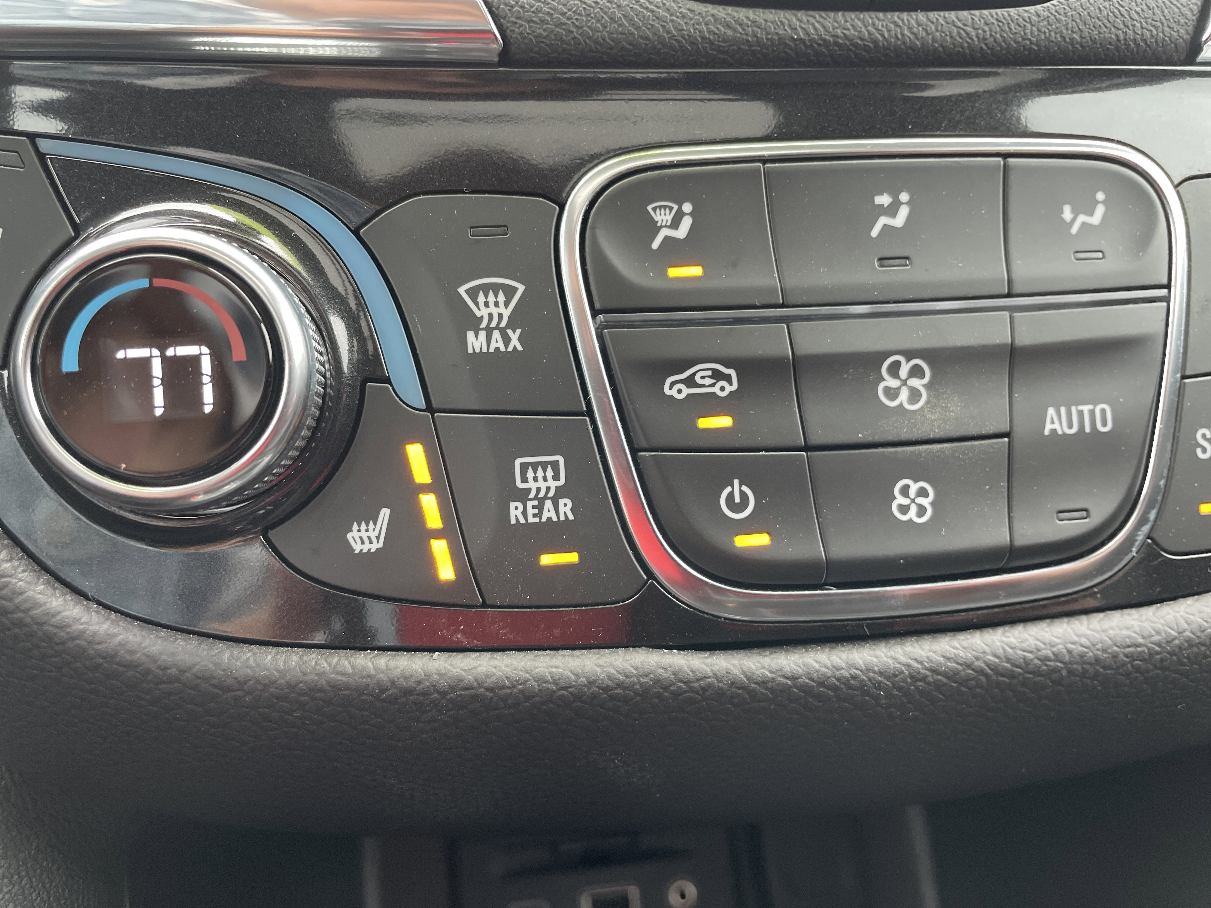 Used 2024 Chevrolet Equinox Premier image 33