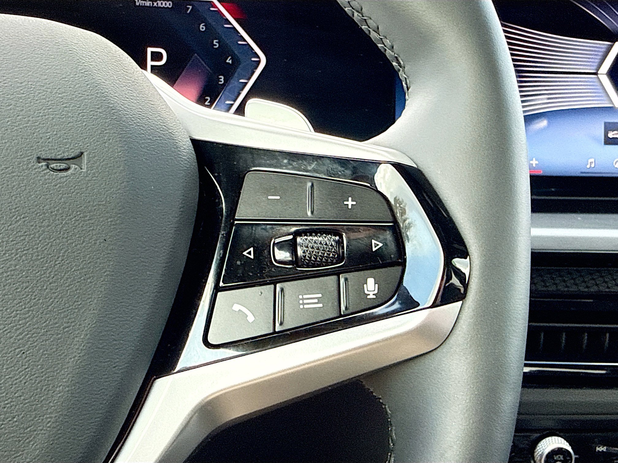 Used 2025 BMW 230i Coupe image 37