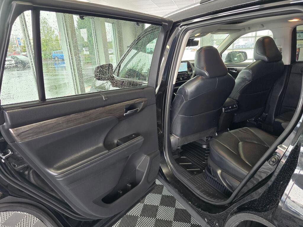 Used 2021 Toyota Highlander Platinum image 38