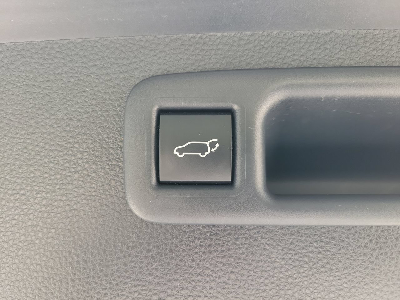 Used 2021 Toyota Highlander XLE FWD image 9
