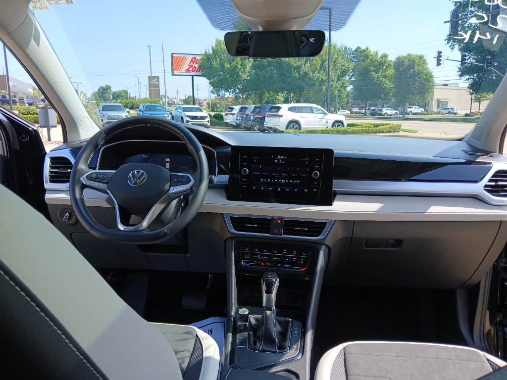 Certified 2025 Volkswagen Taos SE FWD image 24