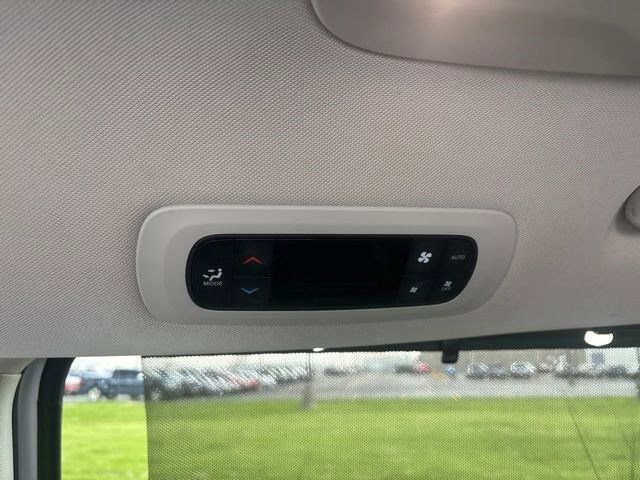 Used 2024 Chrysler Pacifica Touring-L FWD image 31
