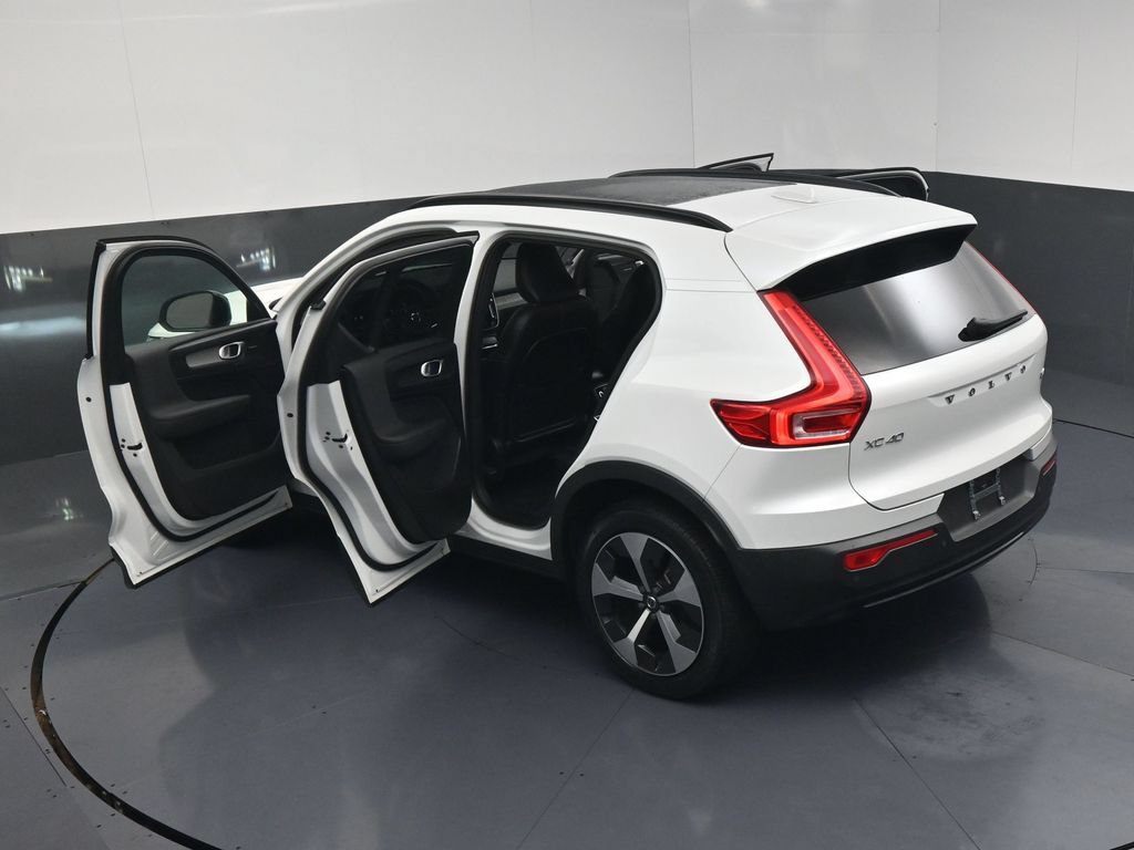 Used 2023 Volvo XC40 B4 Ultimate FWD image 21