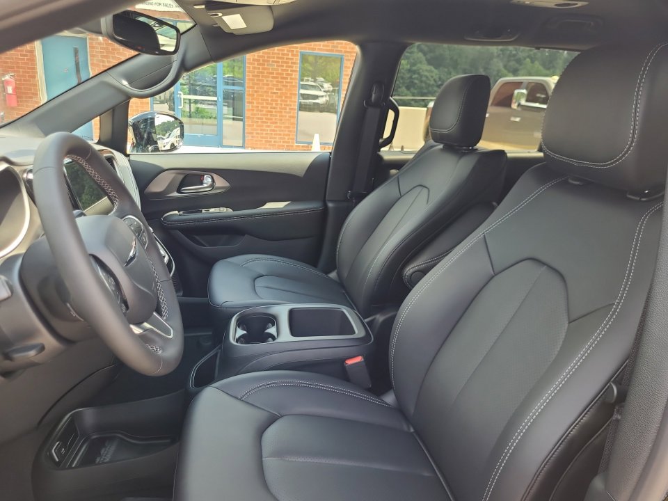 New 2025 Chrysler Pacifica Select image 30