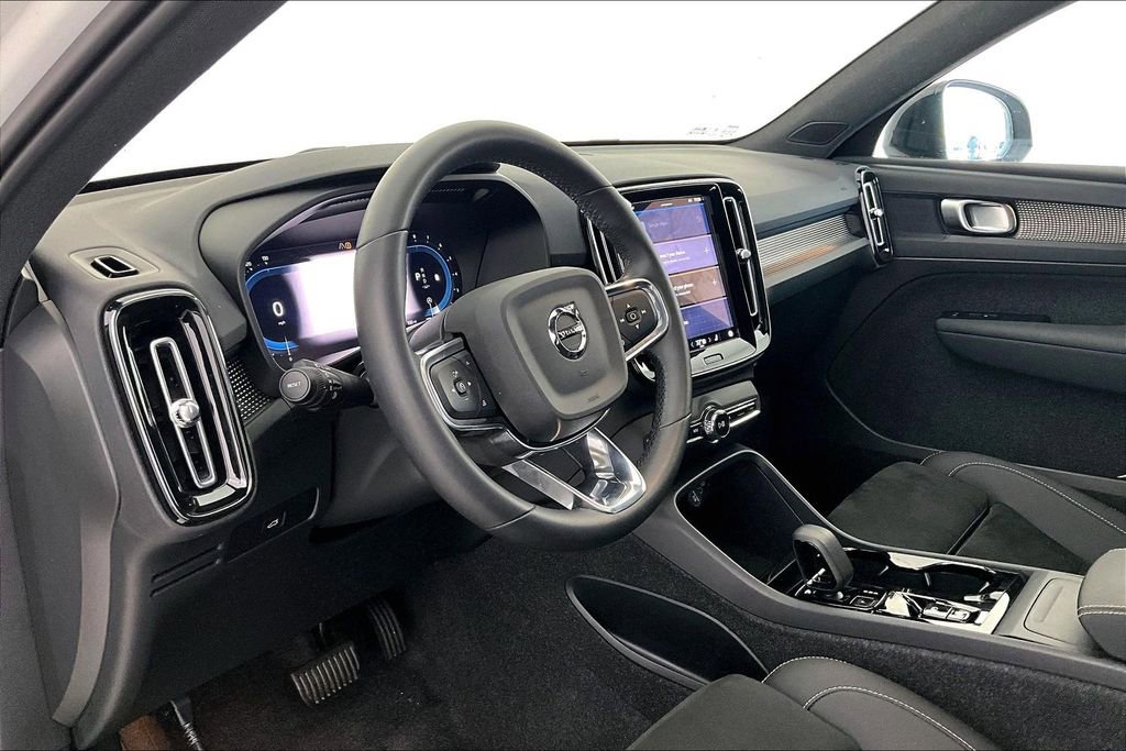 Certified 2025 Volvo XC40 B5 Plus image 18