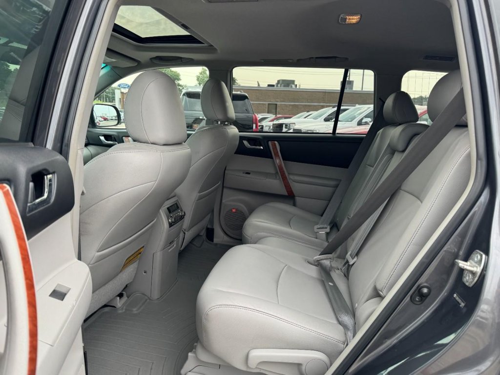 Used 2010 Toyota Highlander Limited w/ Extra Value Pkg 7 AWD/4WD image 10