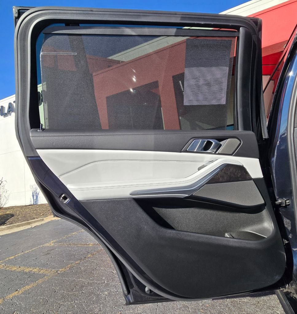 Used 2023 BMW X7 xDrive40i w/ M Sport Package AWD/4WD image 16