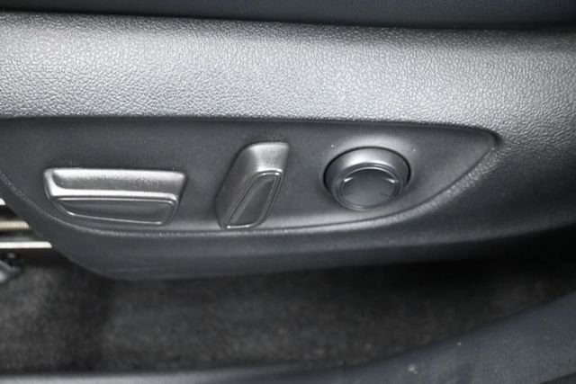 Used 2024 Toyota Highlander XLE FWD image 12