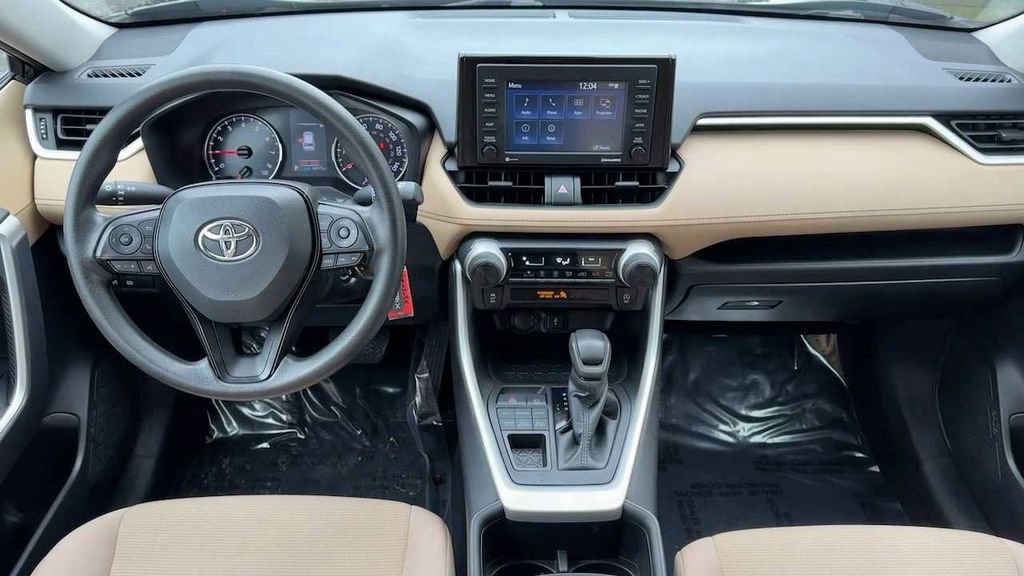 Used 2022 Toyota RAV4 LE image 11