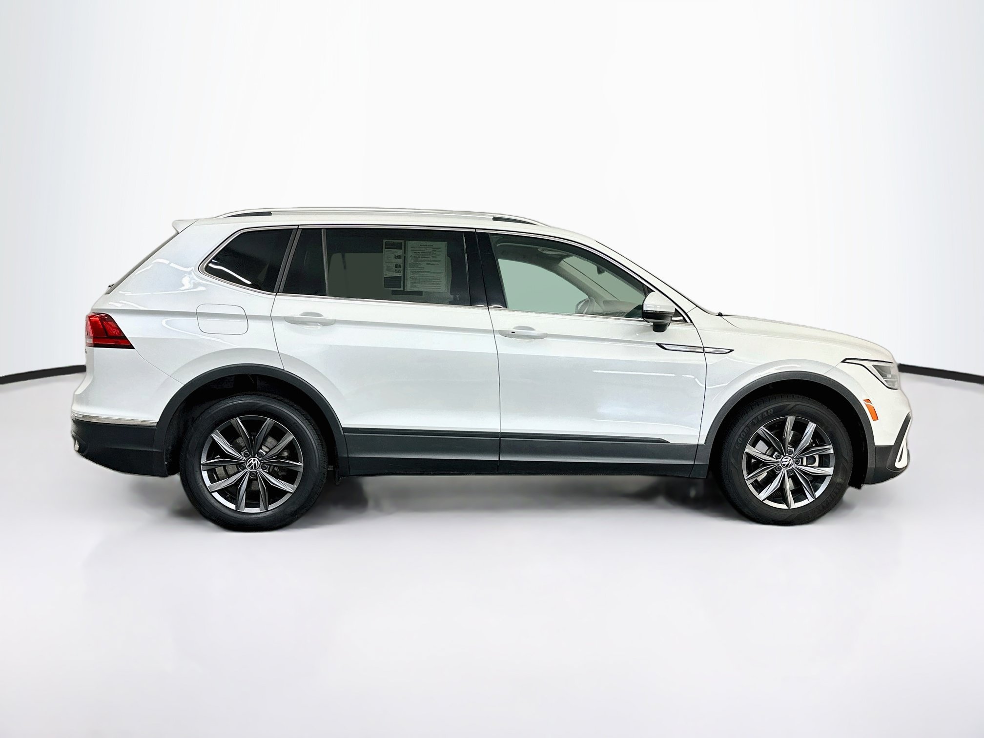 Used 2023 Volkswagen Tiguan SE w/ Panoramic Sunroof Package AWD/4WD image 10