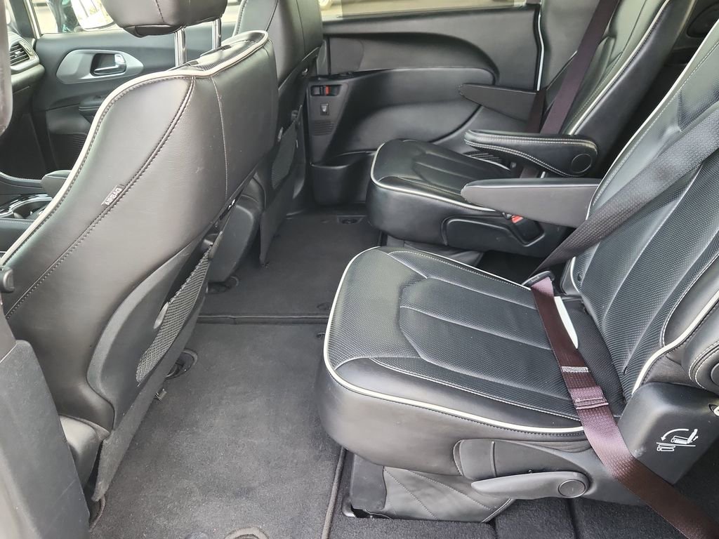 Used 2025 Chrysler Pacifica Limited FWD image 10