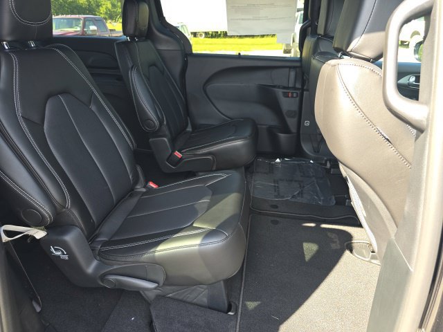 New 2027 Chrysler Pacifica Select AWD/4WD image 31