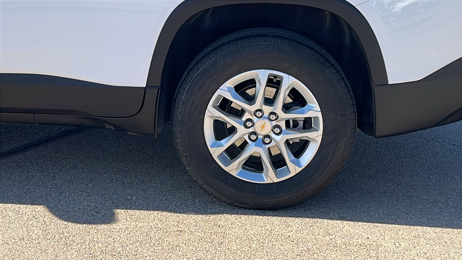 Used 2023 Chevrolet Traverse LS image 5